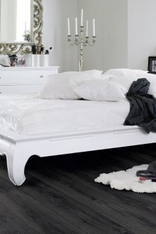 Черен ламинат в спалнята