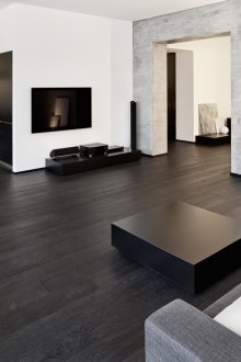 Черен ламинат в студио