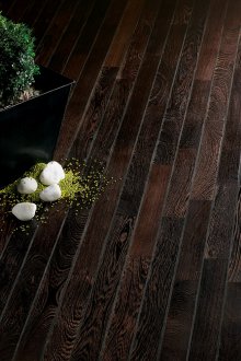 Черен ламинат с кафяв нюанс