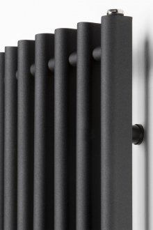 Черен вертикален радиатор