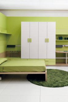 Различни нюанси на зелено и бяло в интериора на спалнята