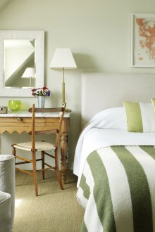 Раирани зелено-бели акценти в спалнята