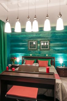 Зелени завеси и стена в спалнята