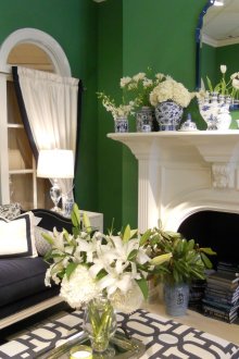 Дневна със зелени стени и бяла стилизирана камина