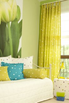 Маслинови завеси от полка в хола