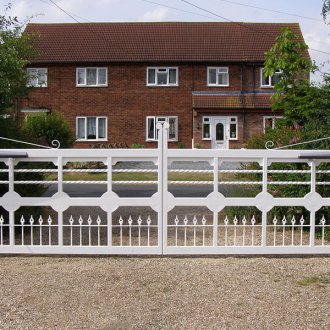 Метална бяла порта