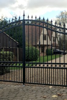 Метална черна порта