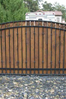 Метална порта с дърво