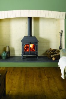 Комбинацията от тъмнозелени, кафяви и бели цветове в интериора на хола