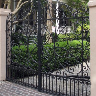 Люлеещи се метални порти