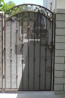 Метална порта с мрежа