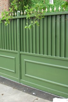 Зелена метална порта