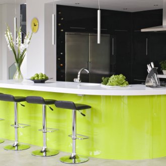 Стилна комбинация от светло зелени, черни и бели цветове в кухнята