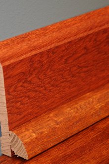 Дървен плот в интериора