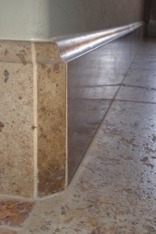 Каменна плоча в интериора