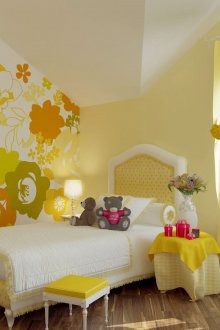 Yellow elements in the nursery for the girl
