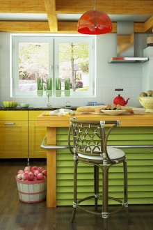 Kitchen unit with a yellow facade