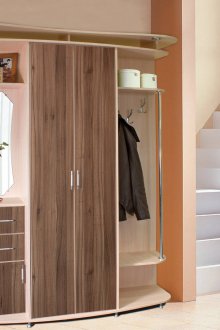 Орехово коридорче за тесен коридор