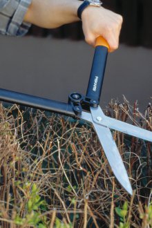 Gunting kebun yang didorong oleh tuil