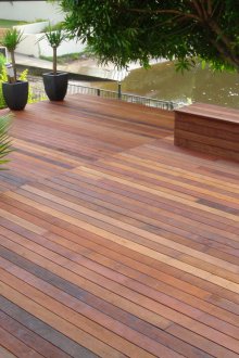 Градински паркет, устойчив на влага