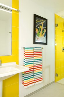 Yellow tiles in the bathroom cheer up