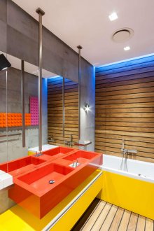 Red and yellow elements in the bathroom
