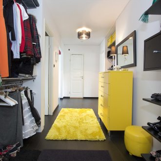 Yellow, black and white in the interior of the hallway