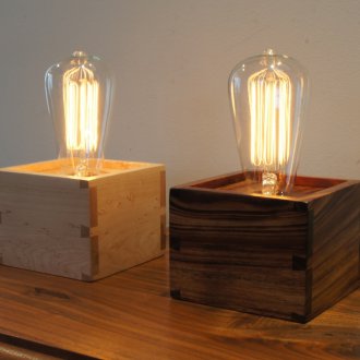 Едисон лампа на дървена стойка