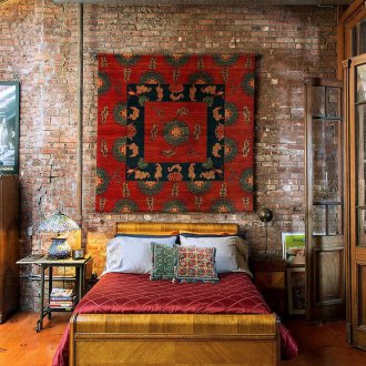 Килим в етнически стил на стената