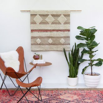 Килим с геометричен модел на стената