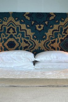 Килим на стената в главата на леглото