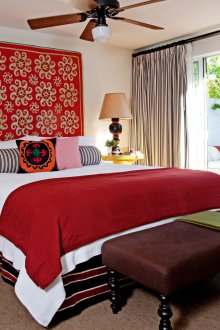 Червен килим на стената