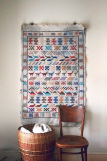 Килим на стената на коридора