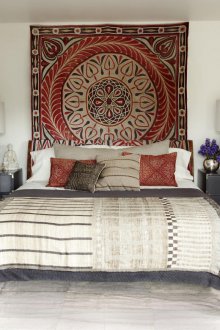 Килим на стената на спалнята