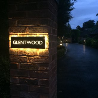 Осветен домашен знак