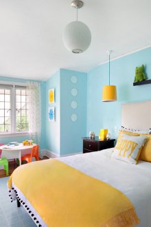 The combination of yellow and blue in the interior of the bedroom