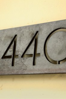 Плочата на къщата е метална