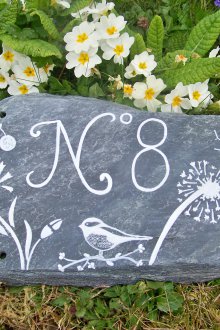 Плочата на къщата, изработена от естествен камък