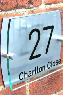 Стъклена чиния на къщата