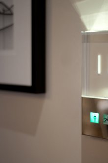 Плочата на къщата свети