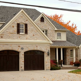 Изложение на къщата с тухлен сайдинг