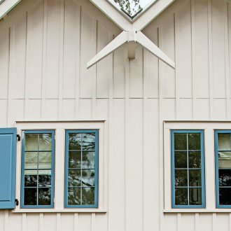 Бял вертикален сайдинг