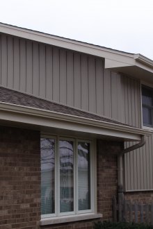 Сив вертикален сайдинг