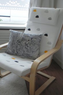 Стол, позиращ детски