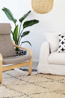 Стол позира върху дървена рамка