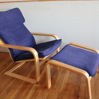 Стол позира син