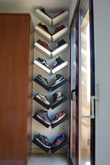 Отворени наклонени рафтове за обувки