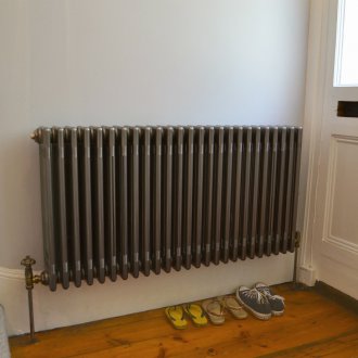 Стенен радиатор в коридора