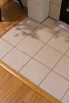 Праг между ламинат и плочка