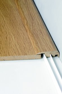 Полу-покрит праг за ламинат